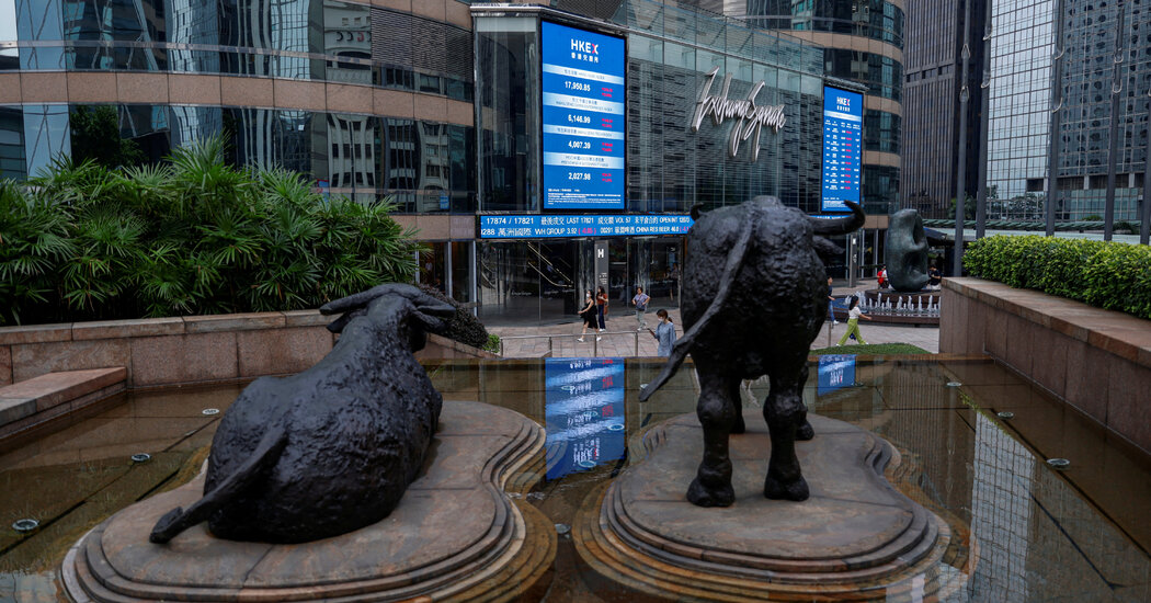 Hong Kong Stocks Plunge to Losses for 4th Straight Year