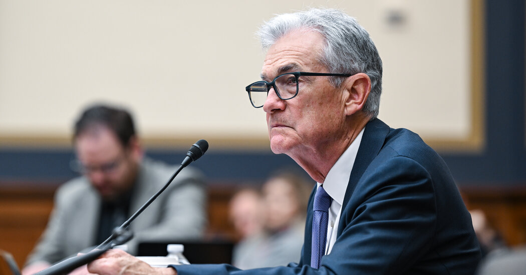 Fed Chair Says Central Bank Need Not ‘Hurry’ to Cut Rates