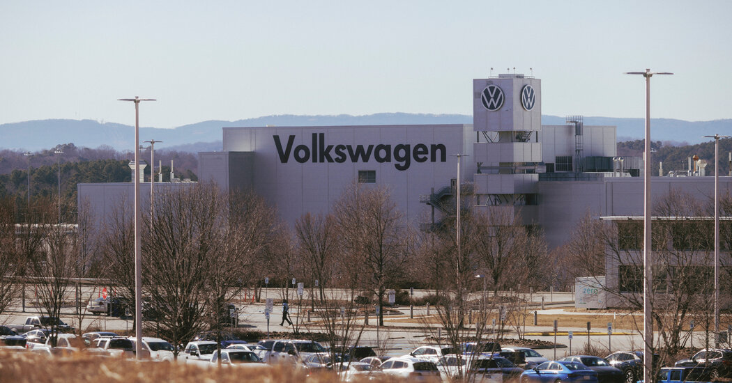 VW Workers in Tennessee Start Vote on U.A.W., Testing Union Ambitions