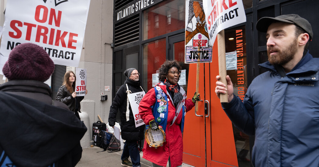 As Off Broadway Crews Unionize, Workers See Hope, Producers Peril